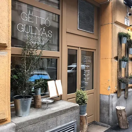 شقة The Rabbit Hole بودابست